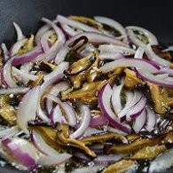 制作虾仁酱炒杂蔬面