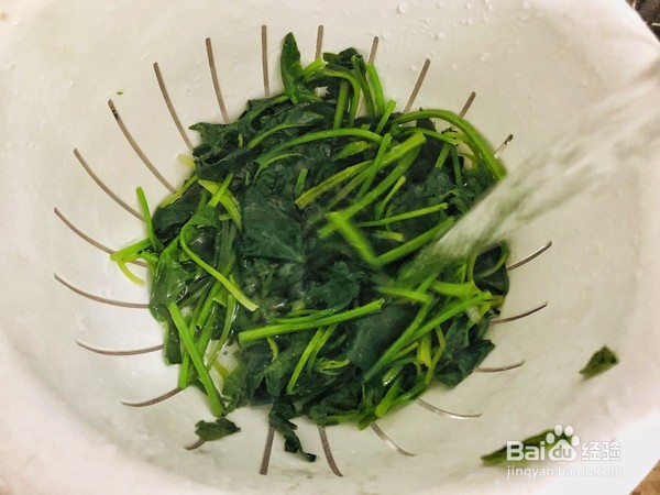 家常菠菜拌蛋丝的做法