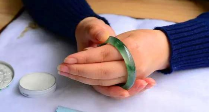 翡翠手镯怎么挑好