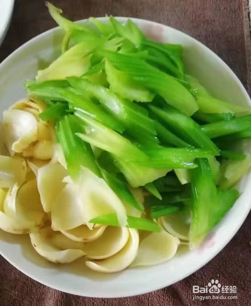 极味家常菜：西芹炒百合