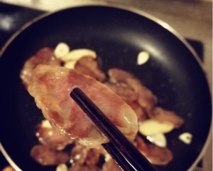 超脆爽美味的荷兰豆炒香肠
