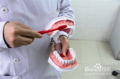 带上牙齿矫治器后，该怎样刷牙？