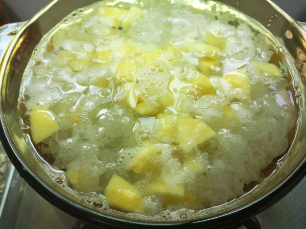 黄桃蔓越莓鲜银耳羹