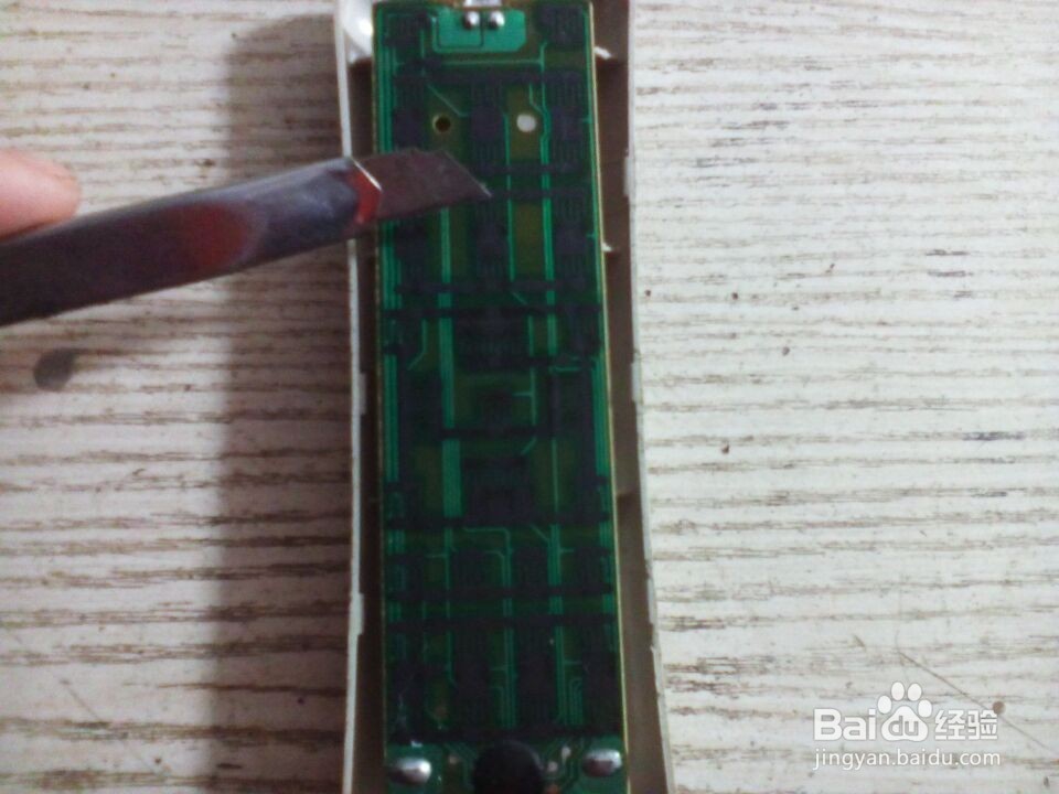 遥控器按键难按的简易维修方法