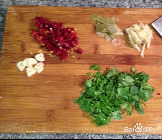 怎么做蒜苗爆炒牛蛙?