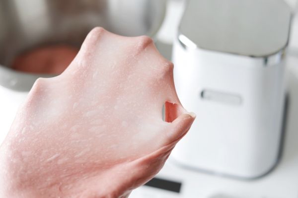 粉红色糖渍樱花牛肉汉堡