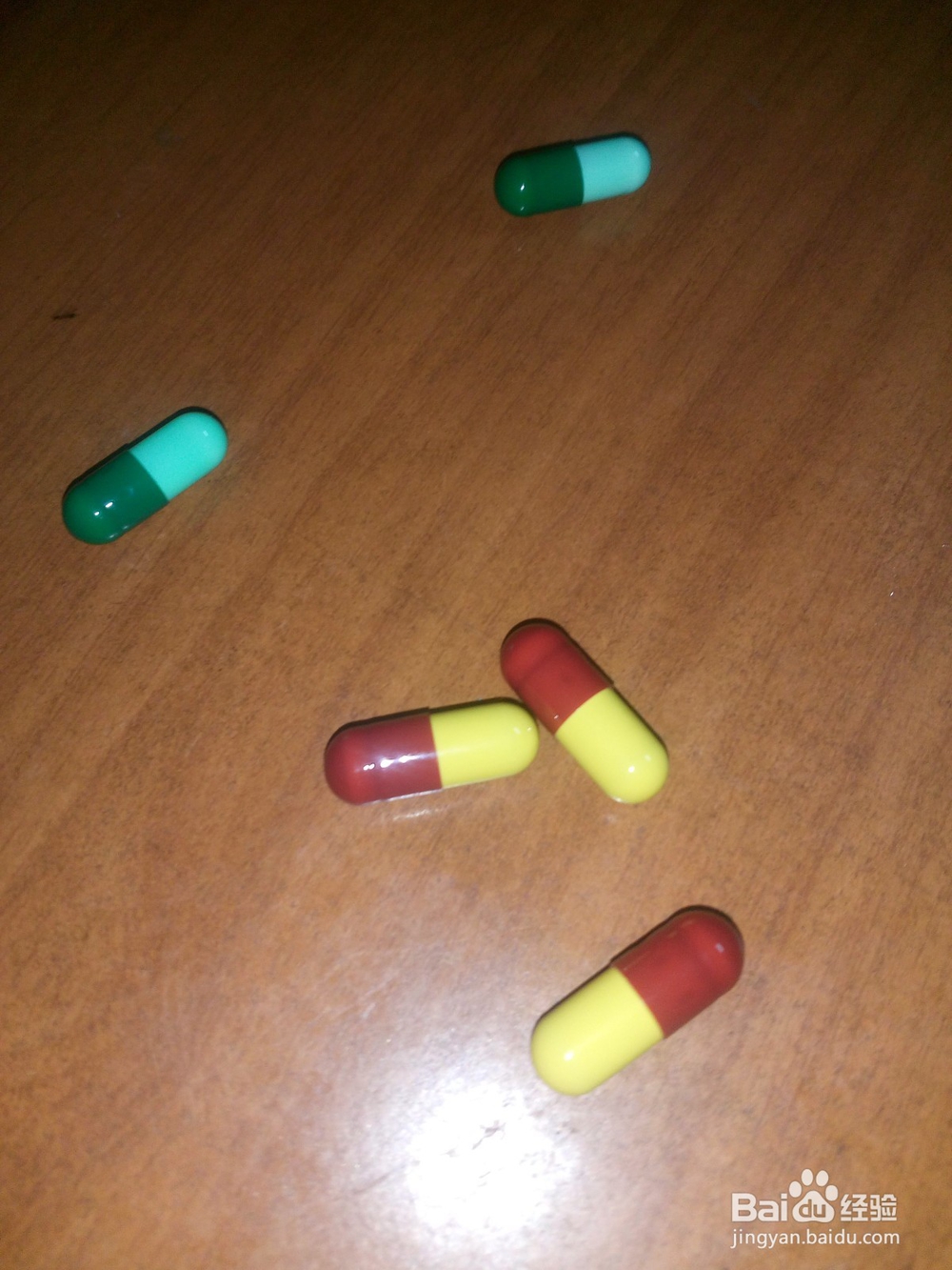 吃药时胶囊药卡在咽喉处怎么办？