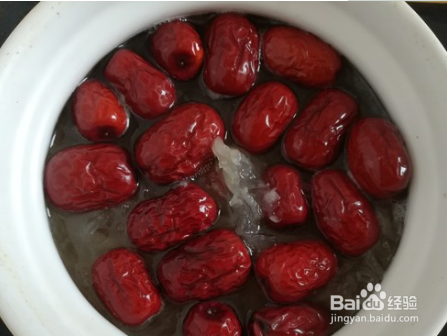 如何煲银耳红枣羹