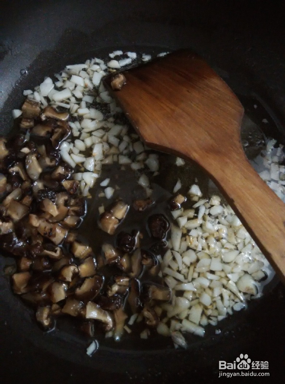 香菇蒜油拌河粉的简易做法