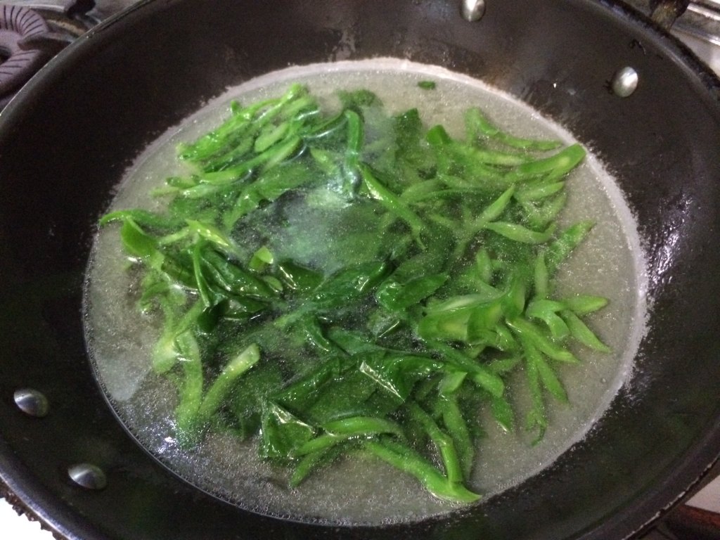 芥兰炒腊肠的做法，妈妈们学会了吗？