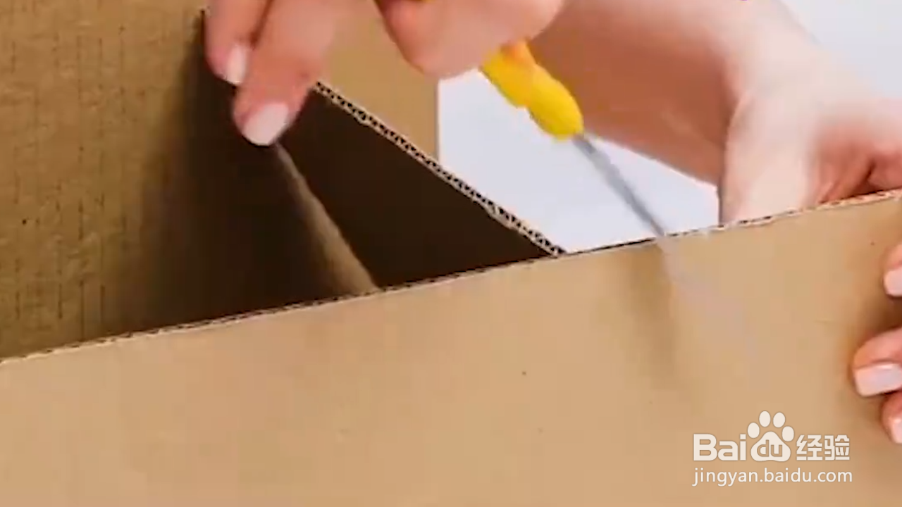 如何用纸箱做一个恐龙玩具