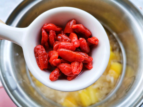 蔓越莓木瓜牛奶银耳羹