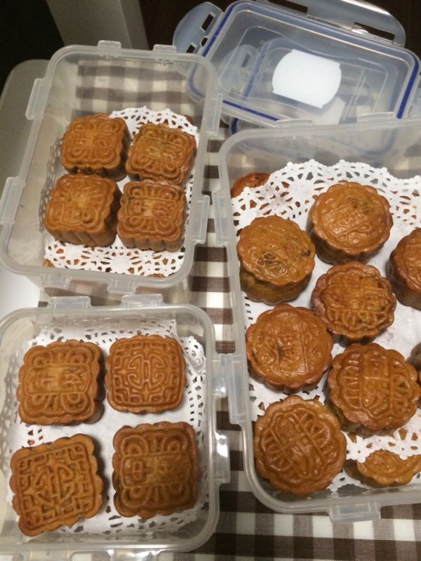 广式蛋黄莲蓉月饼