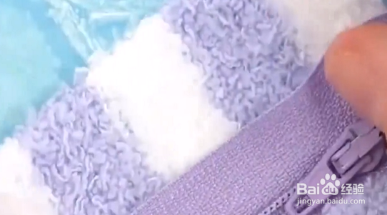 如何帮芭比制作好看的毛绒包包?