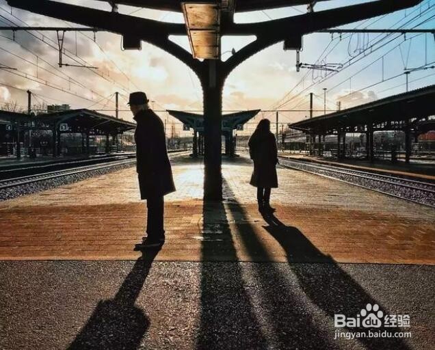 摄影创作中，如何通过构图突出主体？