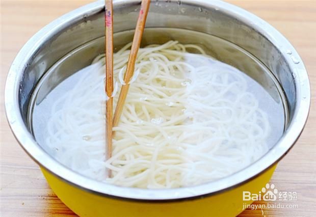 凉拌鸡丝面的家常做法