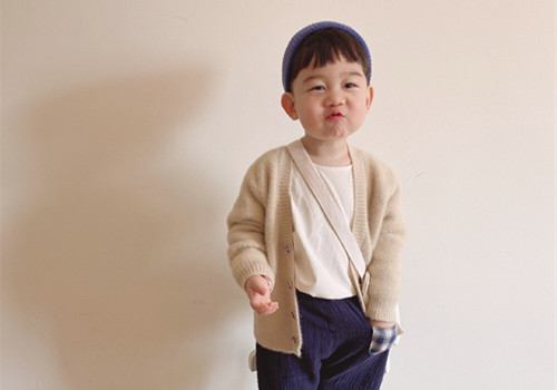 夸小男孩帅萌的四字词有哪些