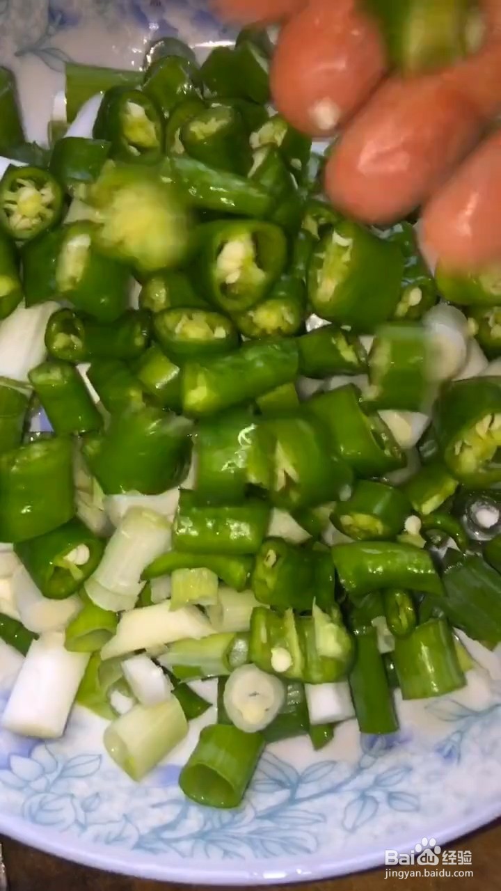 如何自制好吃的凉拌辣椒葱