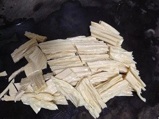 五花肉烧腐竹怎么做？