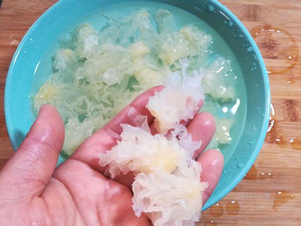 养颜润燥桃胶银耳红枣羹
