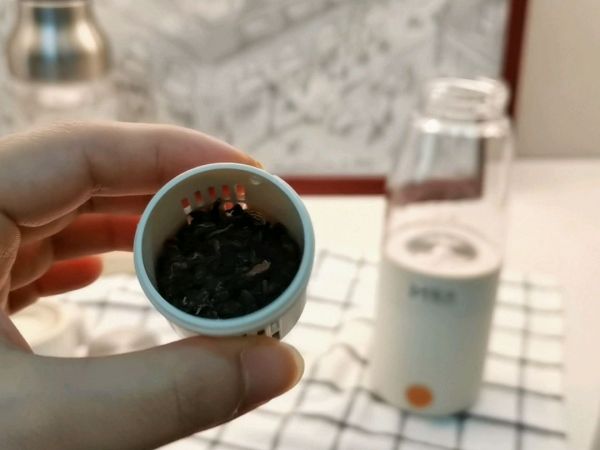 杏仁酱乌龙拿铁咖啡