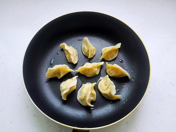 抱蛋煎饺的做法