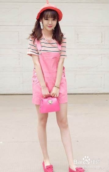 夏日流行元素背带裙搭配 让你更加时尚靓丽