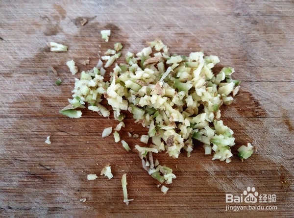 制作凉拌皮蛋黄瓜的攻略