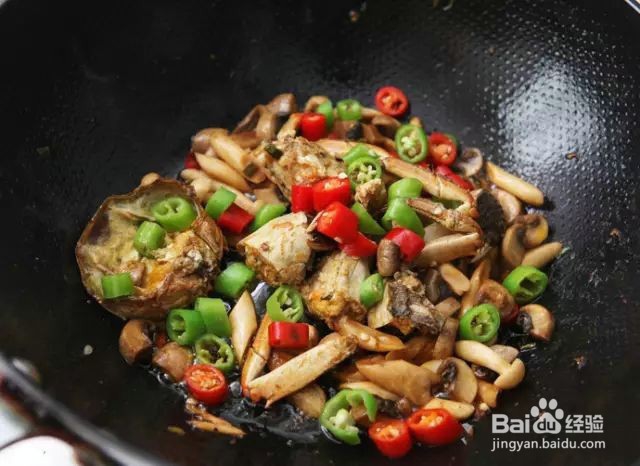 蟹小姐厨房:菌菇爆炒香辣大闸蟹