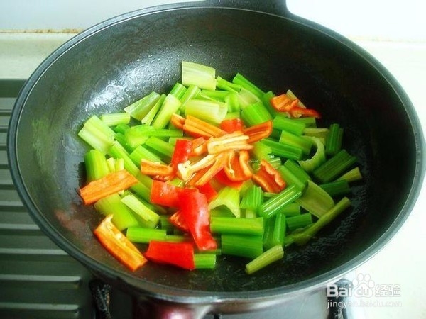 羊肉炒芹菜的做法