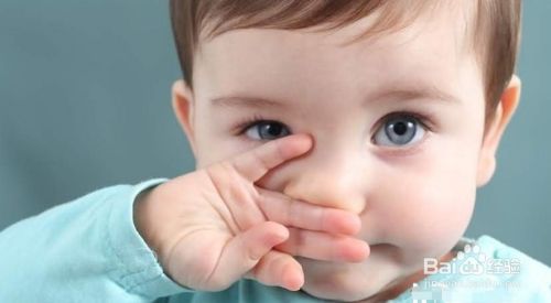 如何给宝宝清理硬鼻痂？