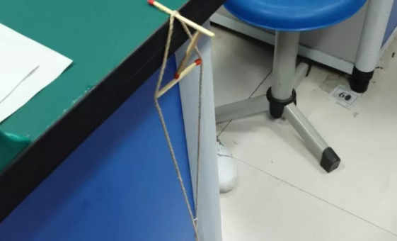 3根火柴挂矿泉水原理是什么