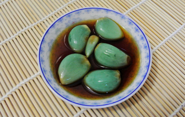 做腊八蒜,蒜可以是切成一半再腌制吗?因为这样入味快,对吗? 急啊