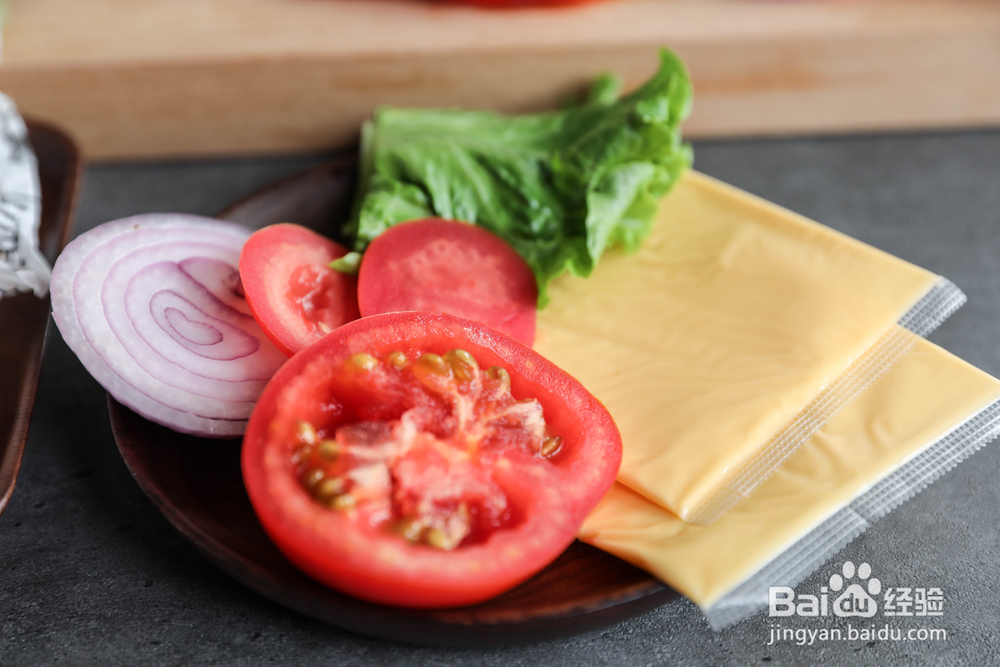 香气满满的芝士牛肉汉堡