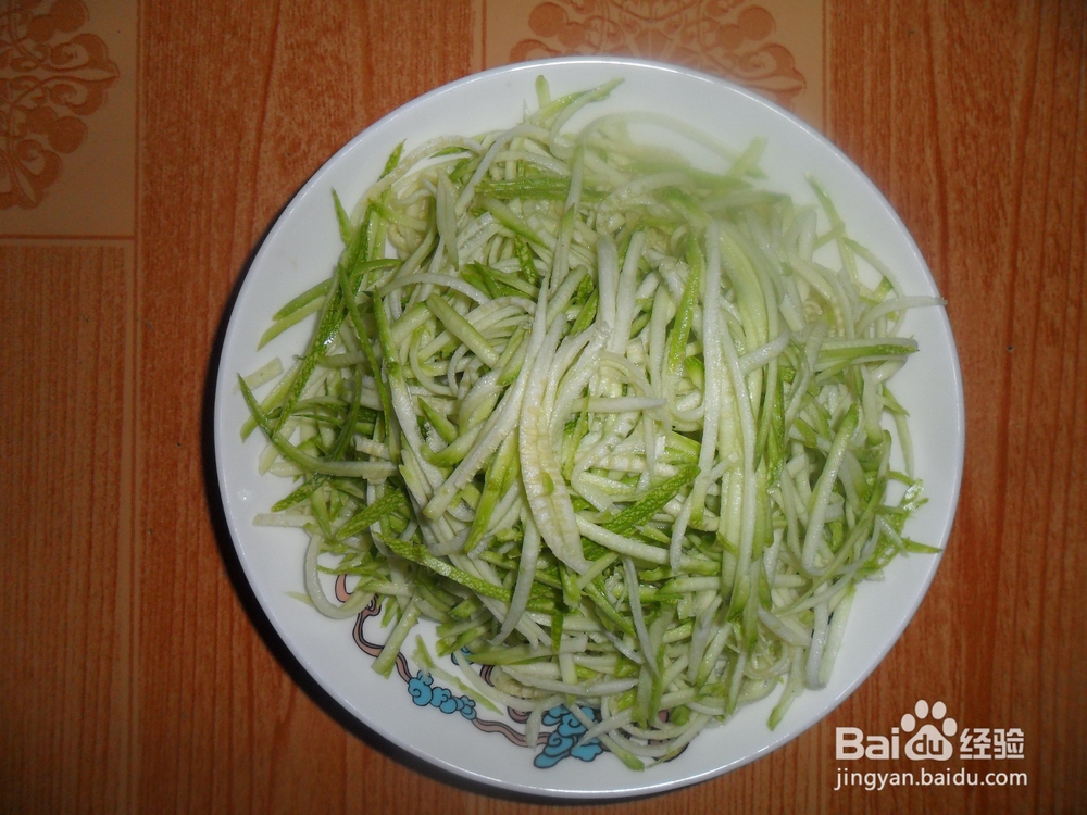 家常饭菜随意做——醋溜西葫芦丝