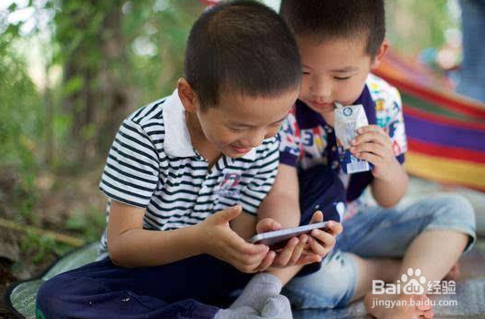 <b>小孩子如何健康使用手机</b>