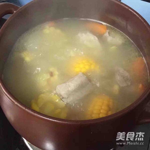 坤博砂锅玉米排骨汤