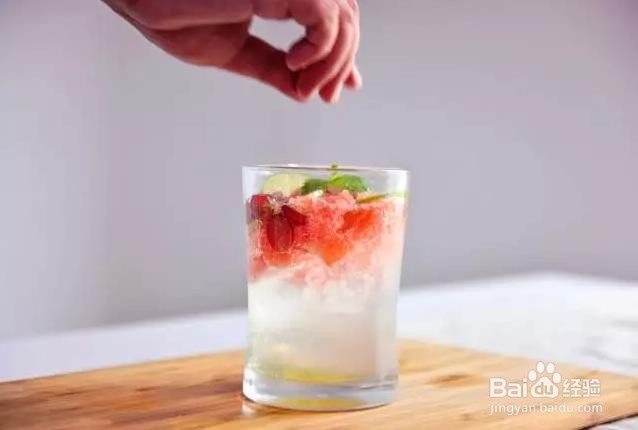 4款又能养颜又健康的水果汽水在这里