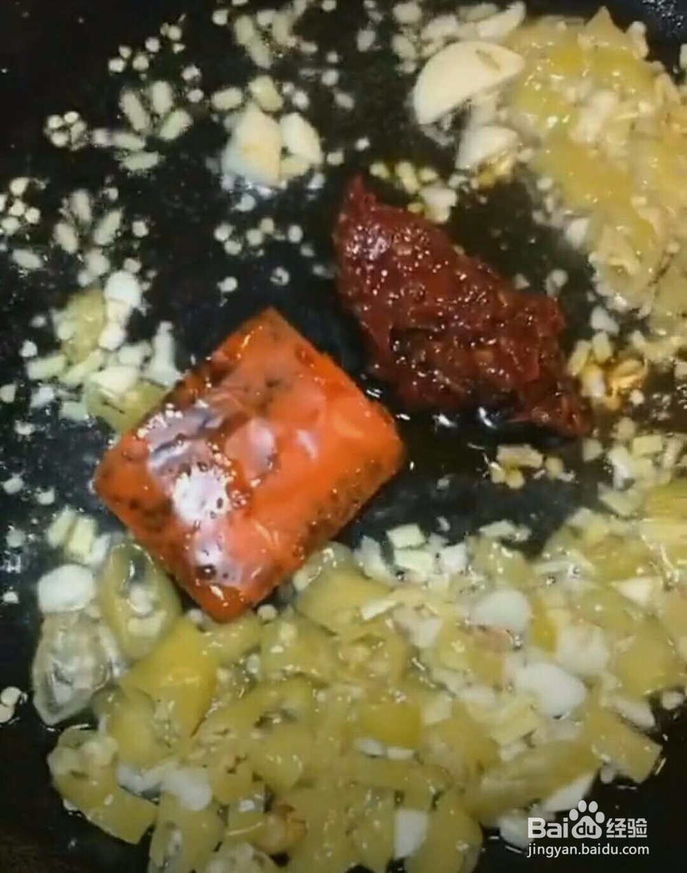 麻辣肥肠猪血做法