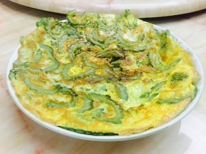 养生食补苦瓜炒鸡蛋的做法