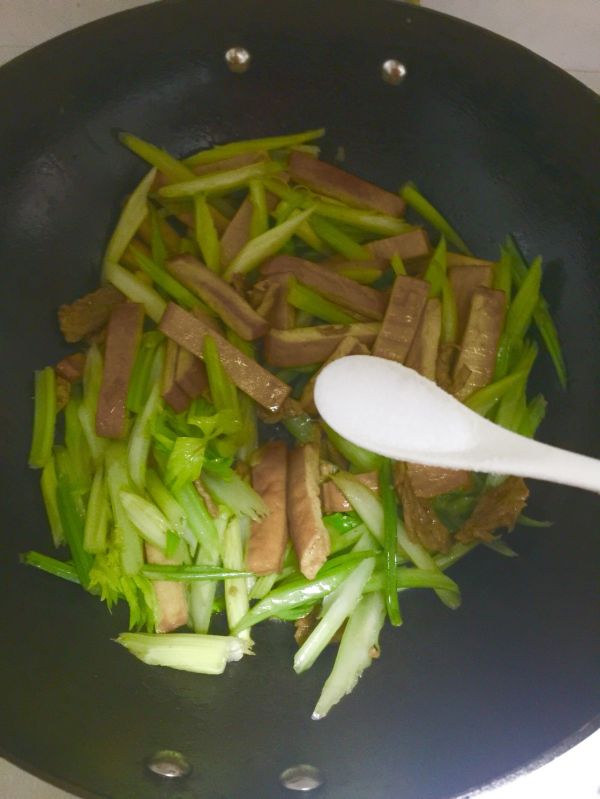 芹菜肉片炒香干