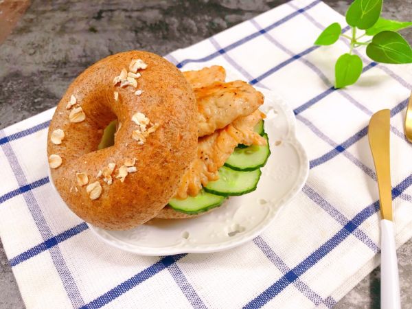 黑椒鸡胸贝果三明治