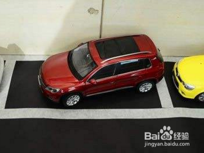 侧方停车怎样防止刮到前车?