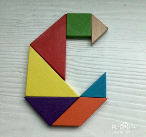 第七步,最后拿出两个小的三角形,放在对应的位置,七巧板字母c的图案