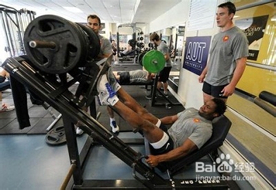 去健身房该怎样锻炼