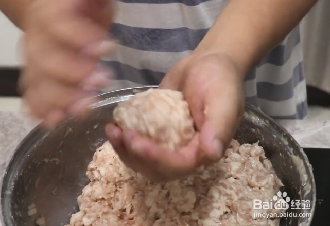 红烧狮子头这样做,外焦里嫩没腥味,软烂入味