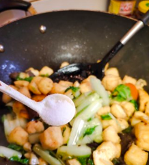 白菜根炒油豆腐的做法步骤