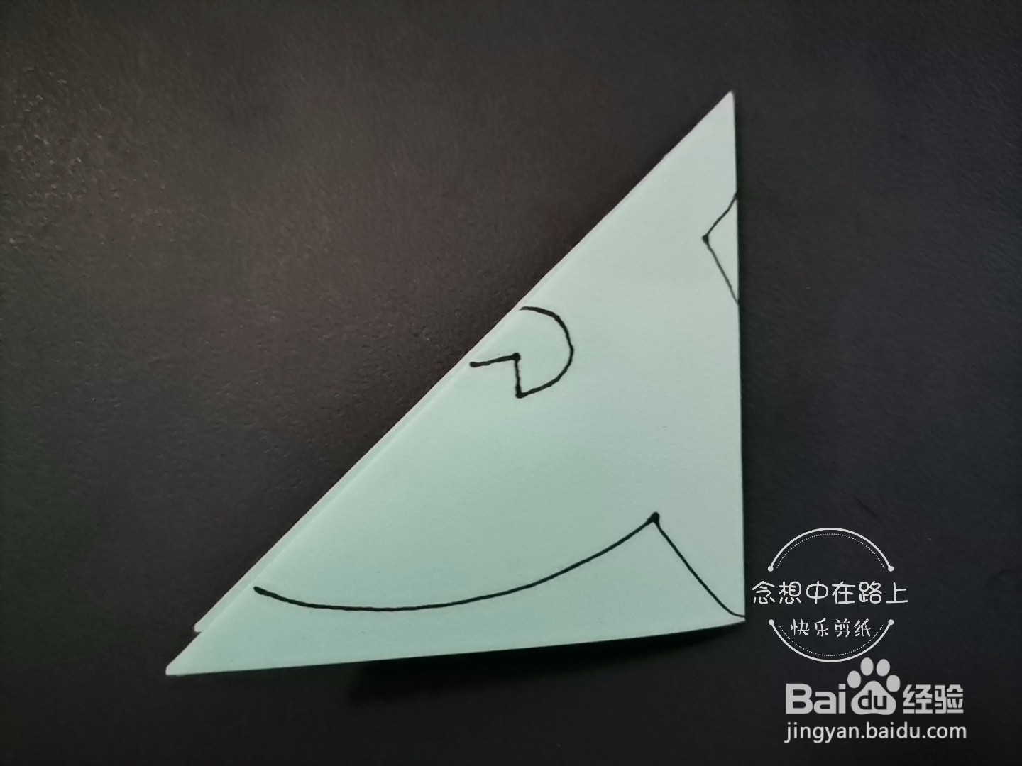 幼儿园小朋友学剪纸 四瓣花