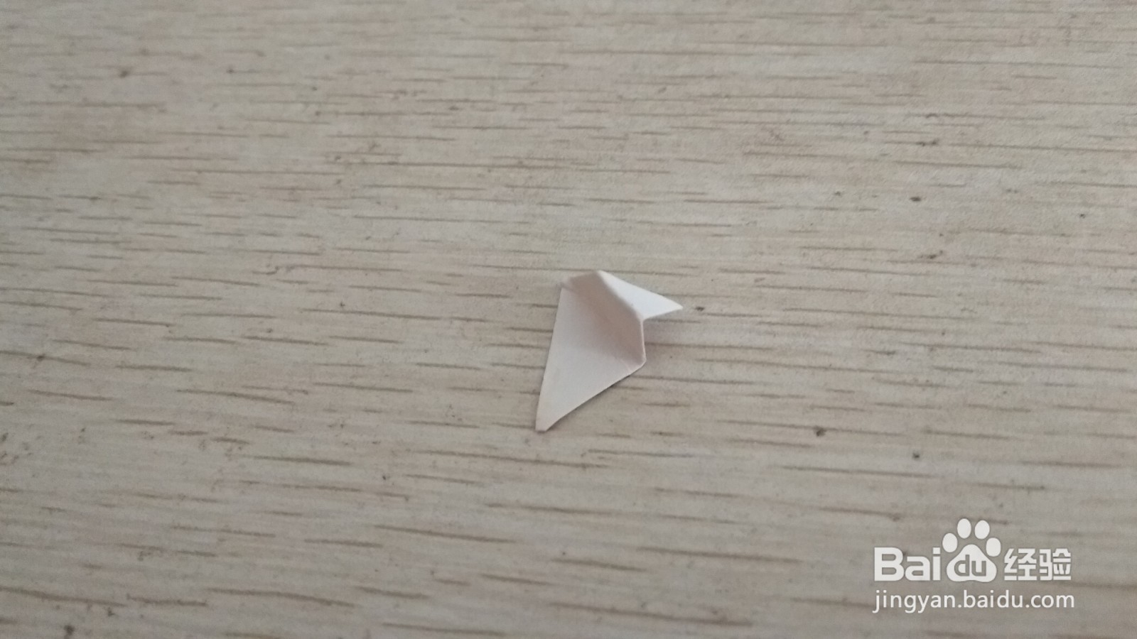 如何用两个三角形硬卡纸做简易的中性笔的支架