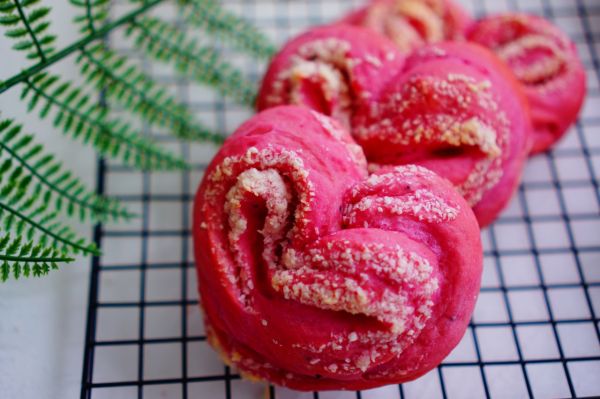 火龙果爱心椰蓉面包